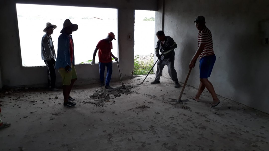 Mutirão na obra da Creche Municipal.