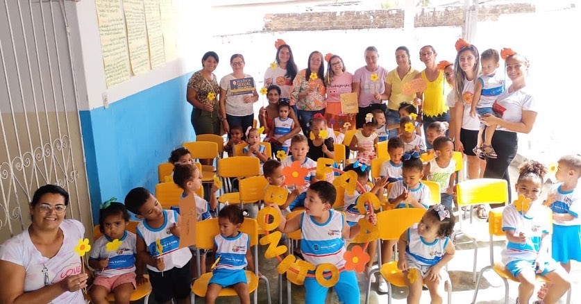 CREAS  conta historias infantis no  Educandário Chapeuzinho