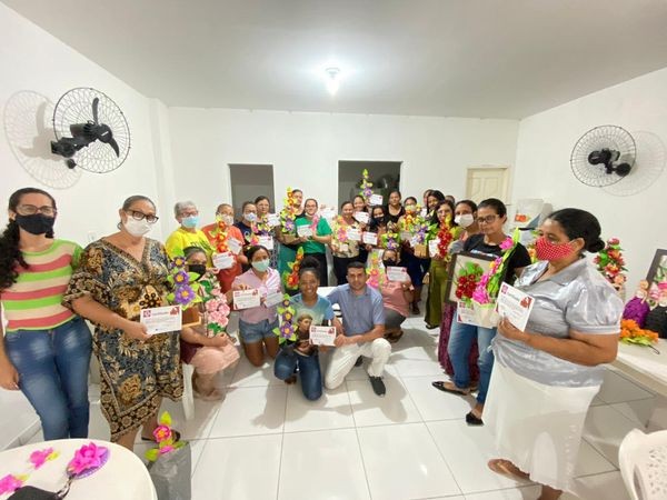 Curso para produção de flores realistas de E.V.A.